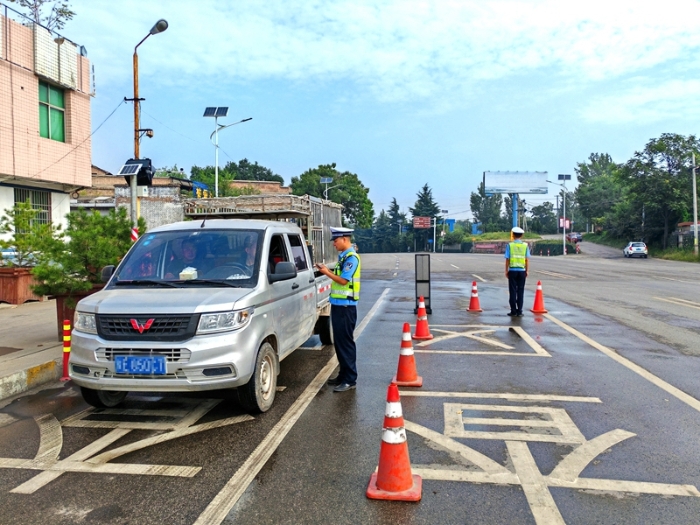 白水公安交警開展貨車“亮牌”整治行動。