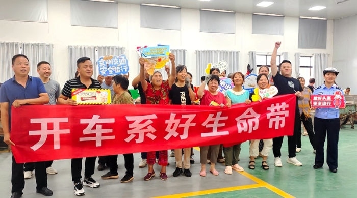 大荔公安交警深入荔盛農業開展交通安全宣傳。