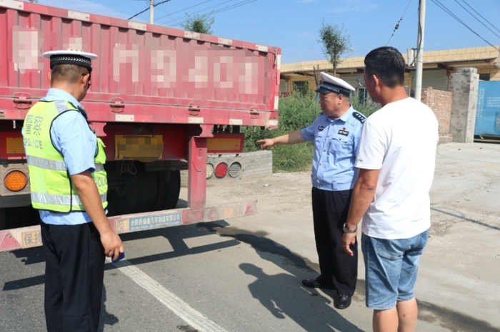 高新交警大隊開展大貨車“亮牌”整治行動統一行動。