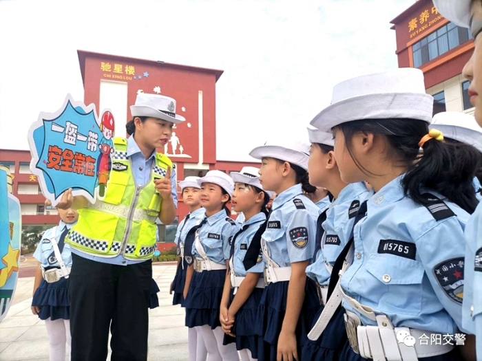 9月5日，合陽縣公安局交警大隊走進轄區天合園小學開展交通安全“開學第一課”。