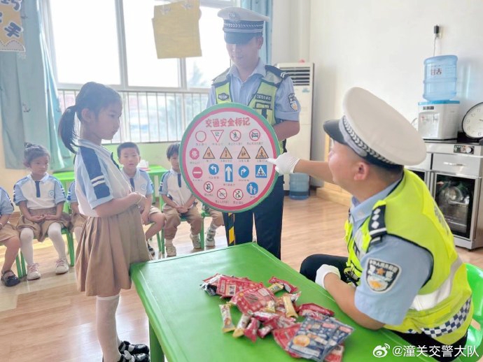 潼關交警走進幼兒園開展以“交通安全第一課”為主題的安全教育活動。