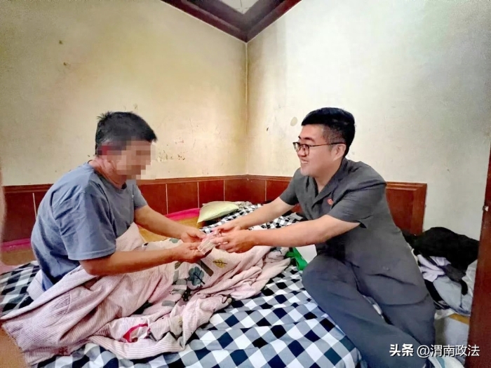 大荔法院上門將案款送到老人手中。