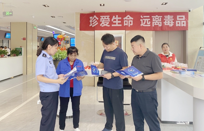 澄城縣禁毒辦聯合縣政務中心開展毒品預防教育宣傳活動.