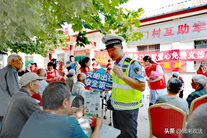 大荔交警對留守老人們開展“交通+反詐”聯動宣傳。