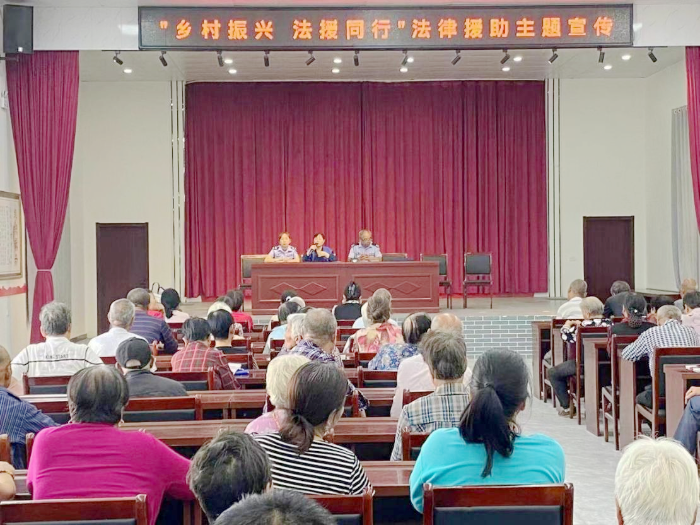 合陽縣司法局進社區開展“鄉村振興 法援同行”法律援助宣傳活動。