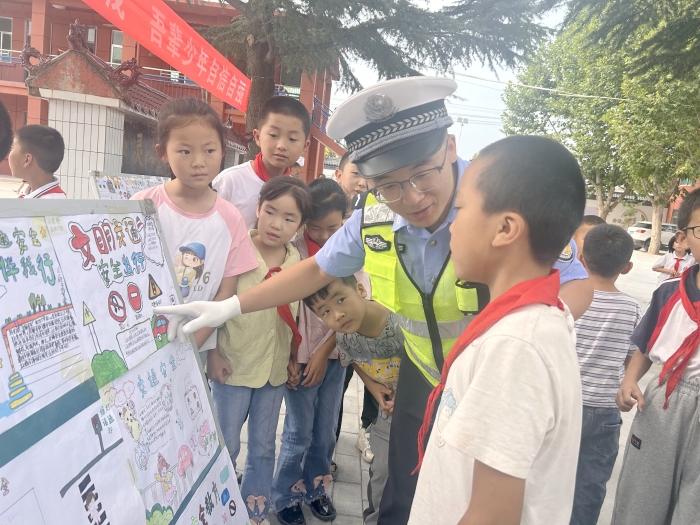 白水交警開展“交規伴童心 平安伴童行”交通安全進校園主題活動.