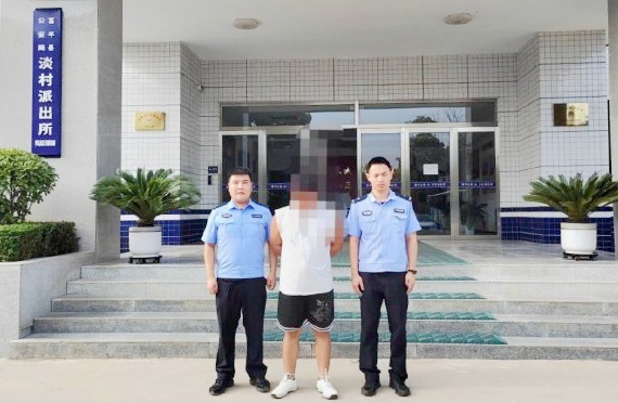 富平公安抓獲網上追逃人員。