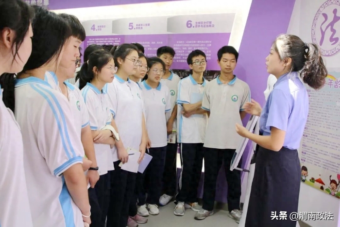 大荔縣城郊中學40余名師生走進大荔縣人民檢察院開展法治教學之旅。