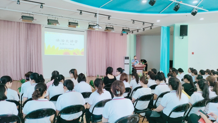 蒲城縣公安局堯山派出所組織民警深入第三幼兒園開展反電信詐騙宣傳教育.