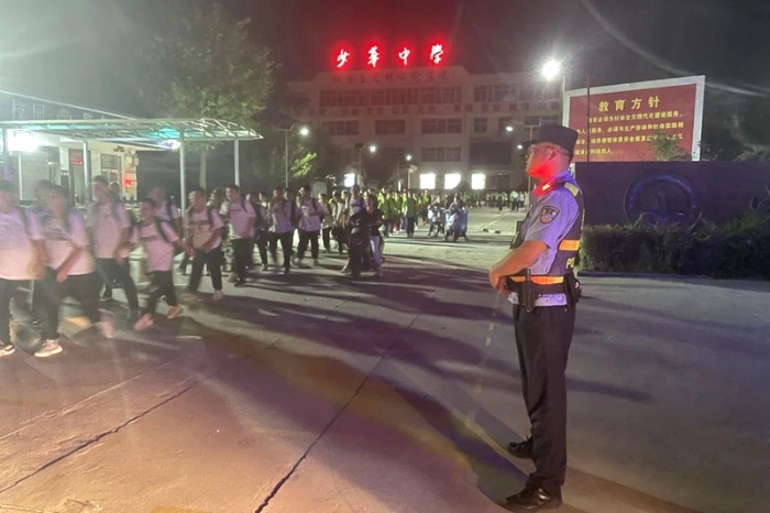 華州分局巡特警大隊緊密結(jié)合學(xué)校及周邊治安環(huán)境實際，扎實推進(jìn)“護(hù)校安園”工作。