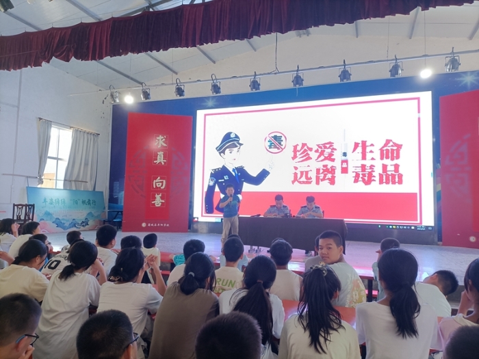 近日，蒲城縣公安局橋陵派出所組織民警深入轄區(qū)學(xué)校開展法治宣傳進(jìn)校園活動。