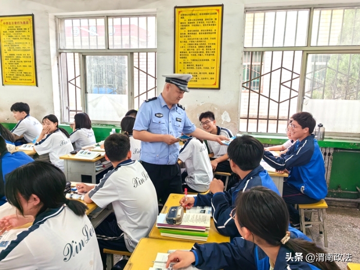 9月11日，韓城市公安局交警大隊龍門中隊宣傳民警走進(jìn)轄區(qū)龍門鎮(zhèn)新蕾中學(xué)開展交通安全主題宣傳活動。