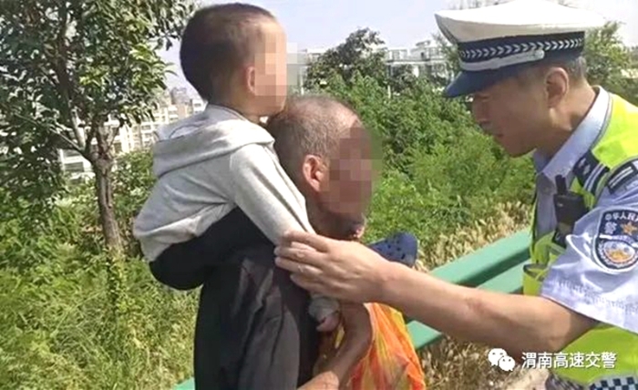 七旬老人肩扛幼孫在高速路逆向步行，渭南高速交警及時救助暖心送其回家。