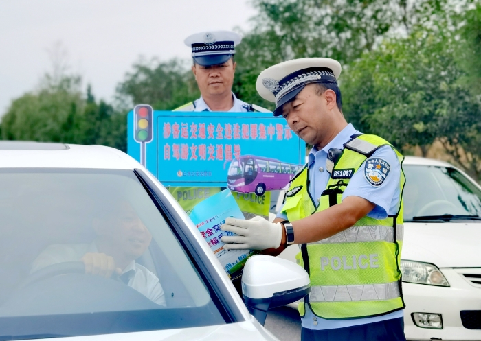白水交警走進轄區倉頡廟景區開展自駕游文明交通勸導宣傳教育活動。