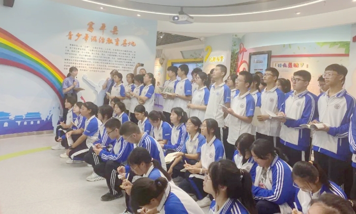 富平中學60余名師生走進富平縣青少年法治教育基地開展法治教學之旅。
