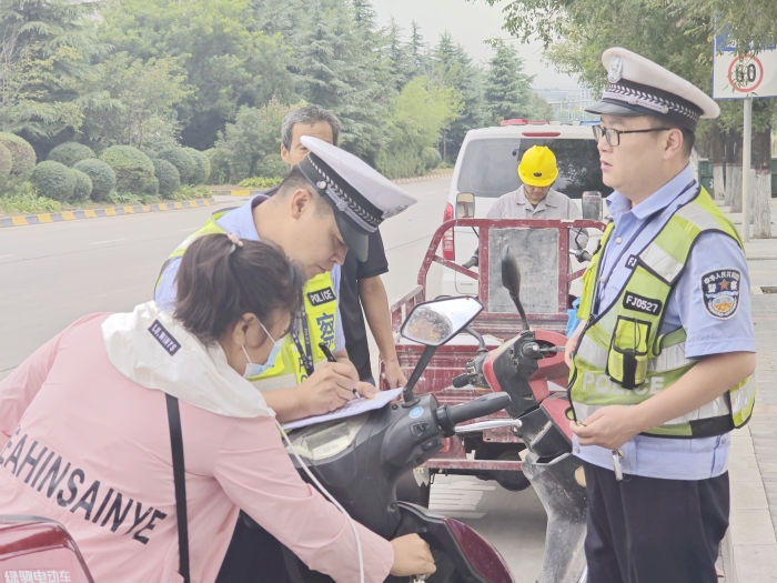 華州公安交警持續開展一盔一帶專項整治行動。
