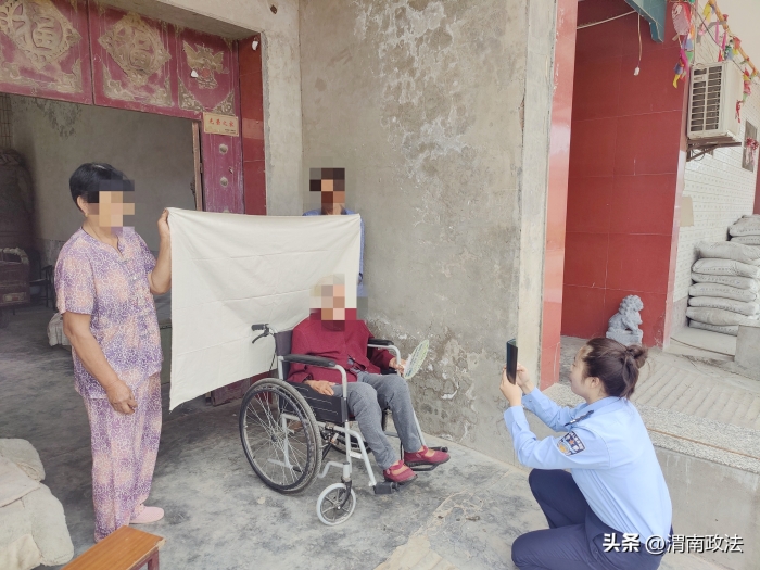 合陽公安上門為行動不便老人辦證。