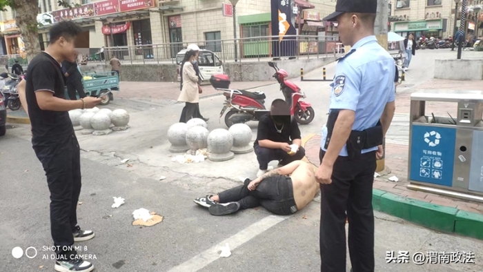 男子醉臥路邊，澄城公安巡特警及時救助。