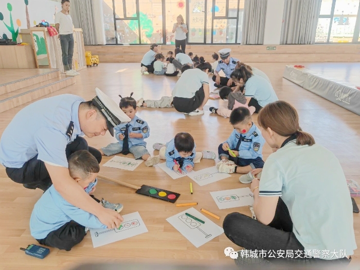 韓城交警走進奧格成長托育培訓學校開展交通安全宣講活動。