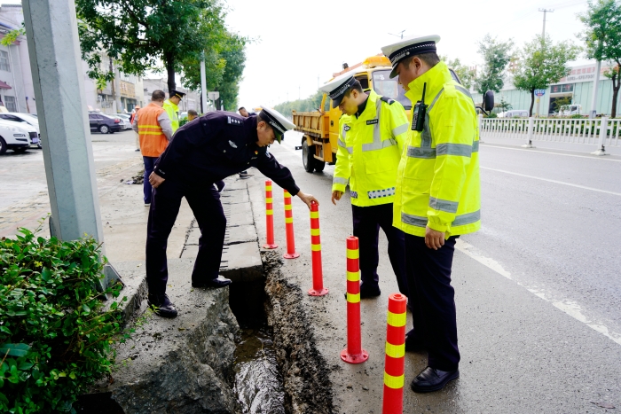 華州交警聯合交通局、公路段開展“雙節”前隱患排查工作。