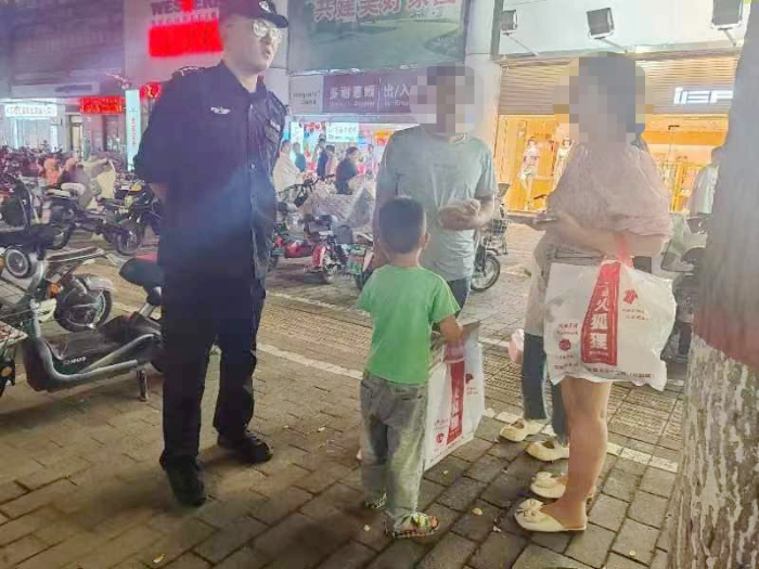 臨渭公安幫助走失男童找到家人。