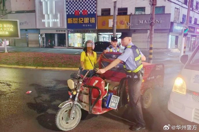 華州巡特警幫助群眾將有故障的電動車推行回所住小區。