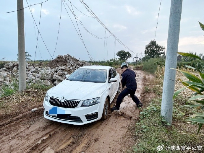 富平公安幫助群眾將車輛成功拖出泥潭。