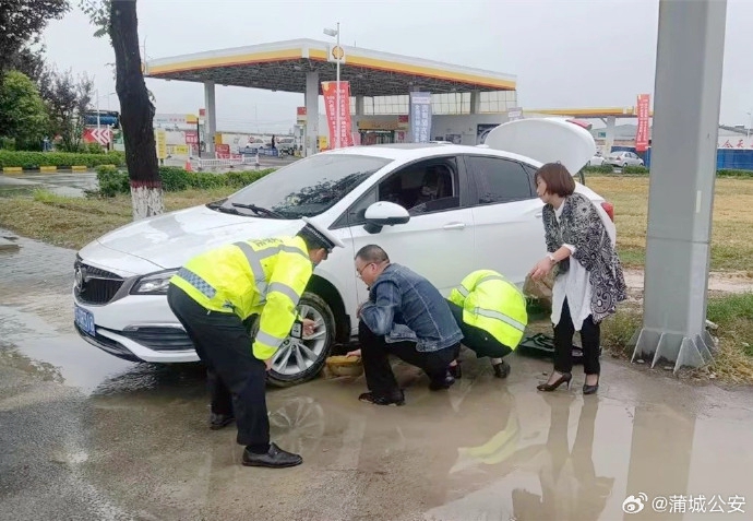 車輛底盤卡住無法行駛 蒲城交警及時救援.