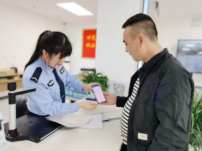 白水車輛管理所高效為群眾辦理車輛過戶手續獲點贊。