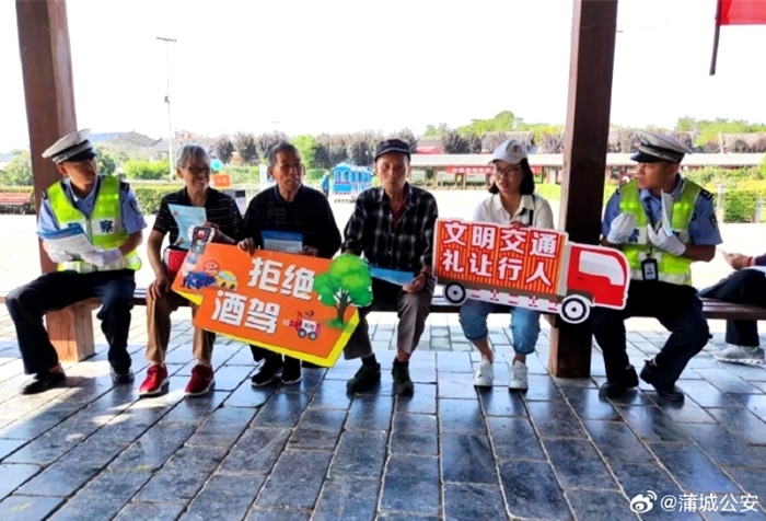 蒲城公安交管大隊(duì)民警進(jìn)入景區(qū)開(kāi)展交通安全大宣傳活動(dòng)。