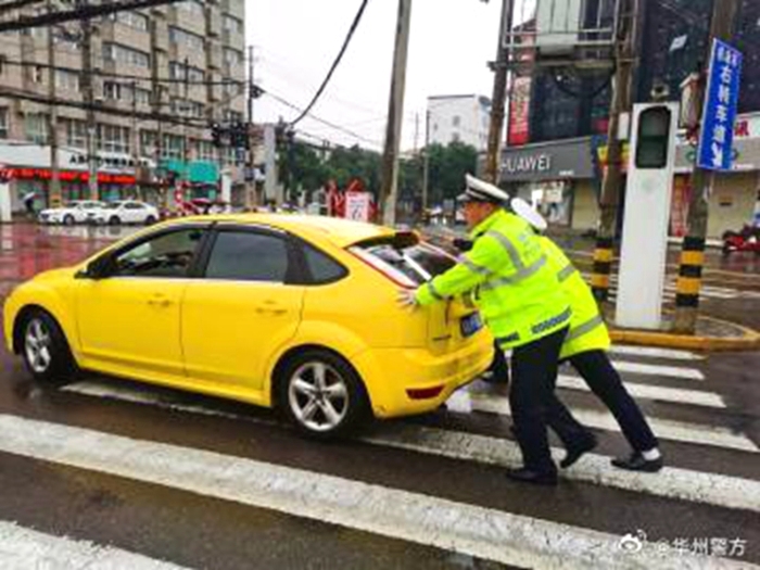 車輛出故障停路上，華州交警及時(shí)相助。