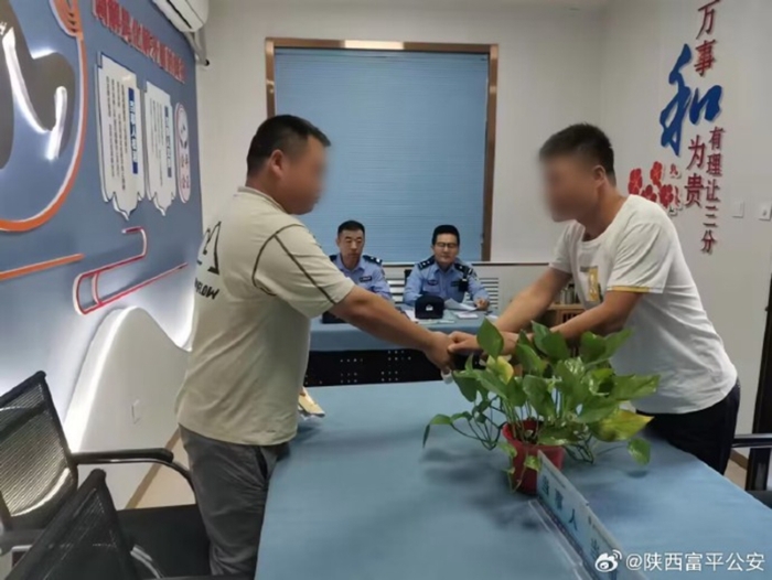 兩車主互不相讓起沖突，富平民警調(diào)解搭建友誼橋。