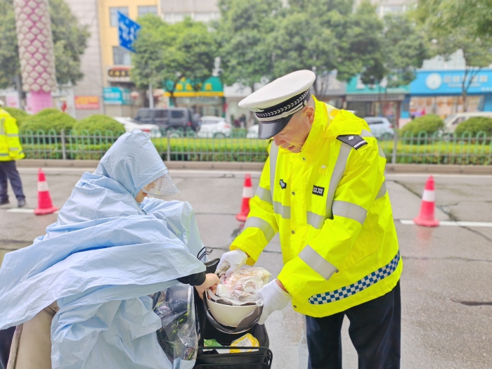 高新交警大隊節前開展“一盔一帶”安全守護行動。