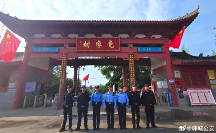 韓城公安西莊派出所民輔警深入景區(qū)、檢票口等游客密集區(qū)域開展巡邏執(zhí)勤。