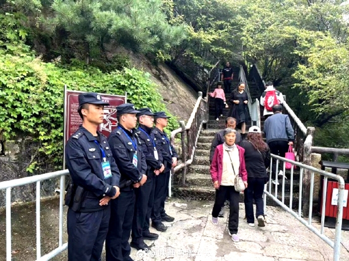 白水公安巡特警大隊對轄區(qū)人員密集的商場、廣場等場所巡邏防控。