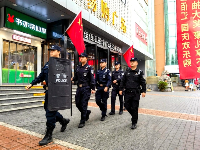 合陽民警在背街小巷、集市集會、廣場公園進行巡邏防控。