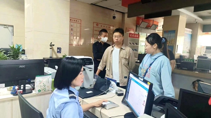 潼關(guān)公安竭盡全力為轄區(qū)群眾提供業(yè)務(wù)咨詢、辦理戶籍業(yè)務(wù)等便民利民服務(wù)。