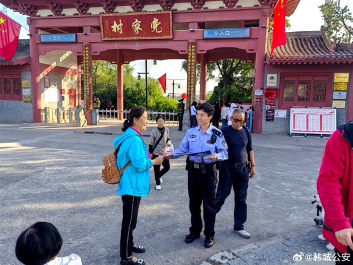 韓城公安深入景區(qū)宣傳反詐騙知識。