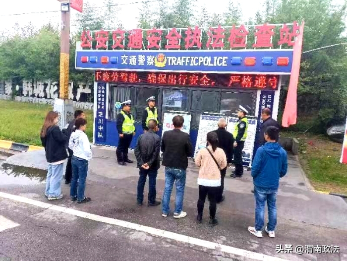 韓城交警開展“馬路學堂”交通安全宣傳活動。