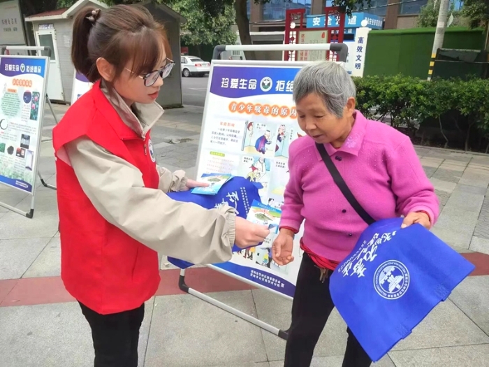 渭南市公安局華州分局禁毒大隊在水利局廣場開展禁毒宣傳活動。