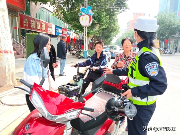 白水縣公安局交通管理大隊宣傳民警來到縣城人民路開展“暖心文明勸導”頭盔整治活動。