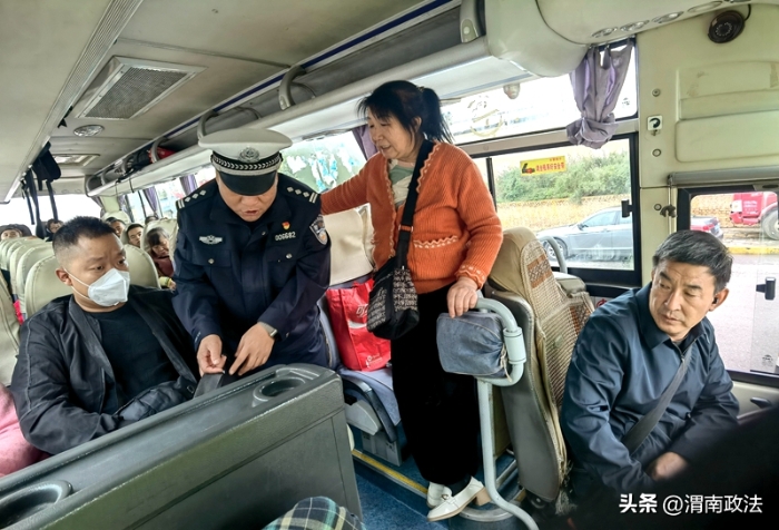澄城公安交警進車廂說安全。