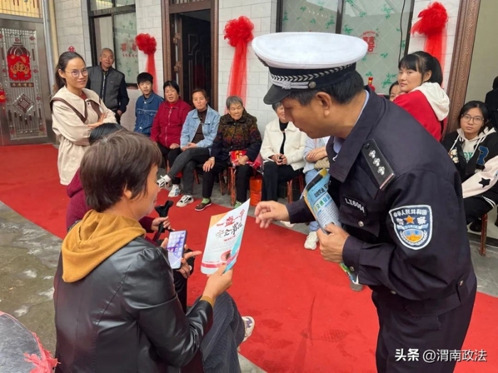 大荔公安交警婚宴現(xiàn)場宣交安。