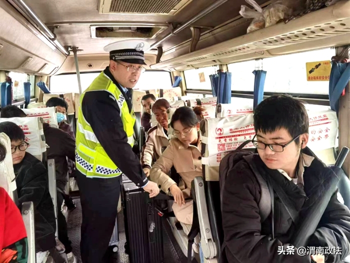 韓城市公安局交警大隊民警深入轄區(qū)客運車輛停靠點進行檢查。