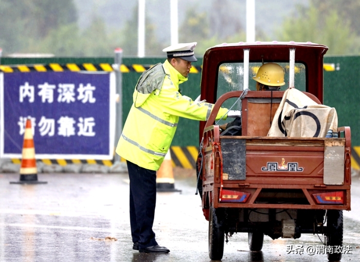 臨渭交警扎實開展假期道路交通安保工作。