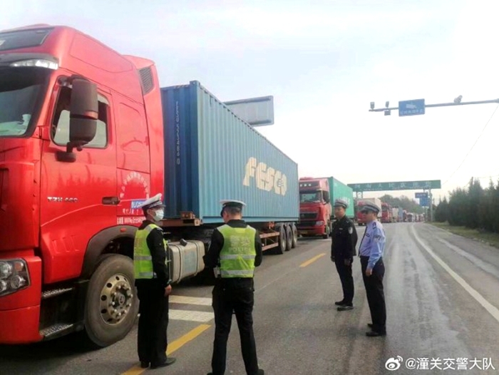 潼關(guān)交警嚴查重點違法行為，確保節(jié)日道路暢。