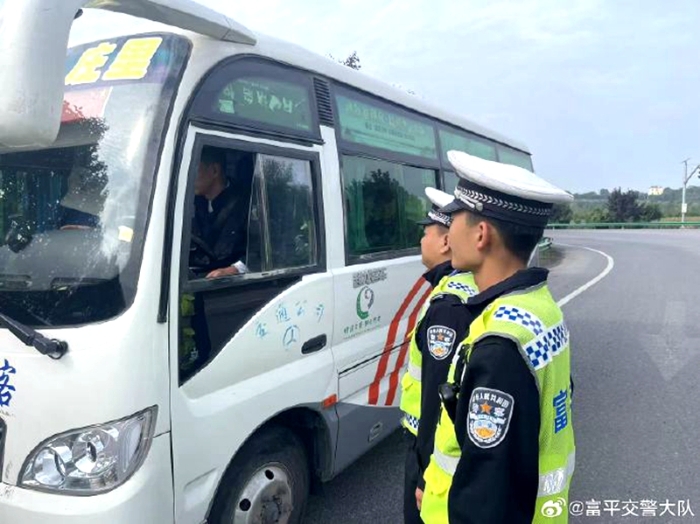 富平交警大隊莊里中隊民警設(shè)立臨時檢查點對過往客運車輛進行檢查。