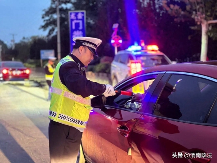 大荔公安交警嚴查涉牌涉證違法行為。