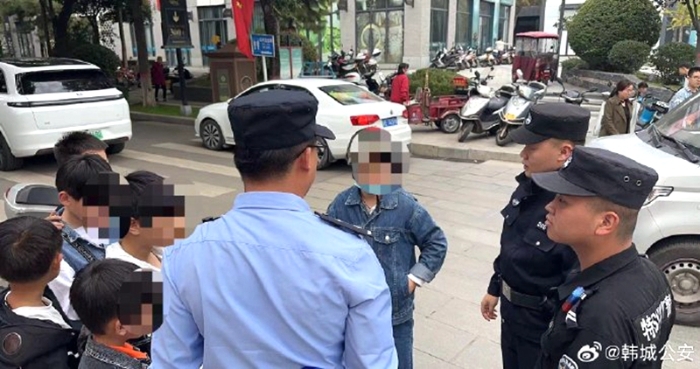 韓城公安巡特警幫助群眾找回走失孩子。