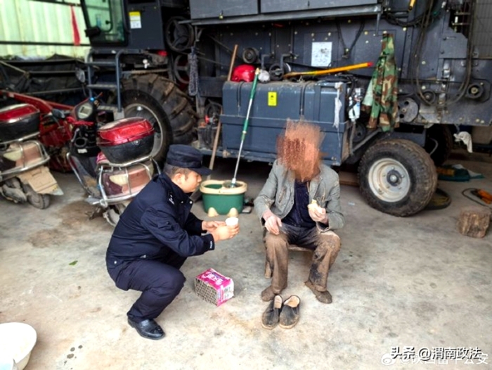 八旬老人不慎走失，富平民警暖心幫忙找回。